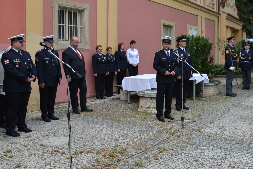 Předání praporu 94.jpg