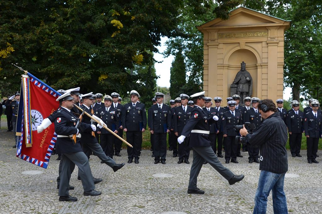 Předání praporu 98.jpg