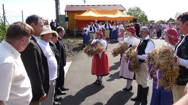 Předávání dožínkových věnců.JPG