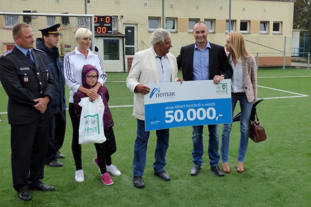 Předávání finančních šeků ve prospěch nadace