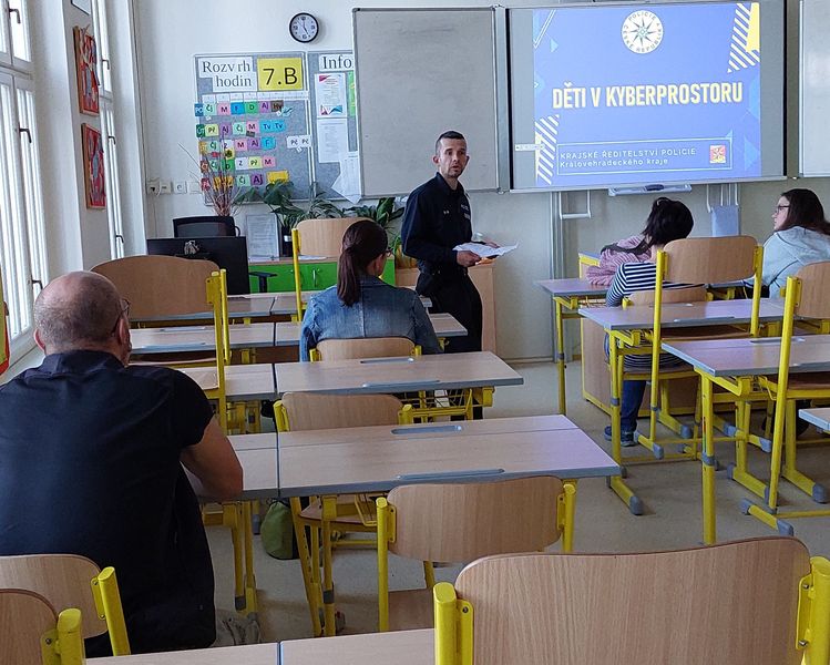 Přednáška rodičům k bezpečnosti žáků na internetu 18.9.2025 v Jaroměři