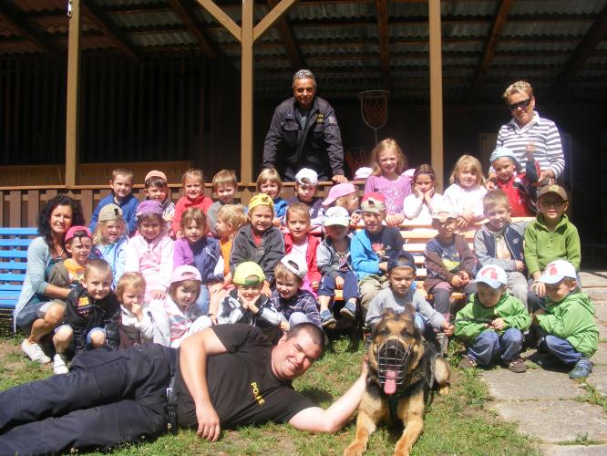 Předškoláci shlédli ukázky výcviku policejních psů.JPG