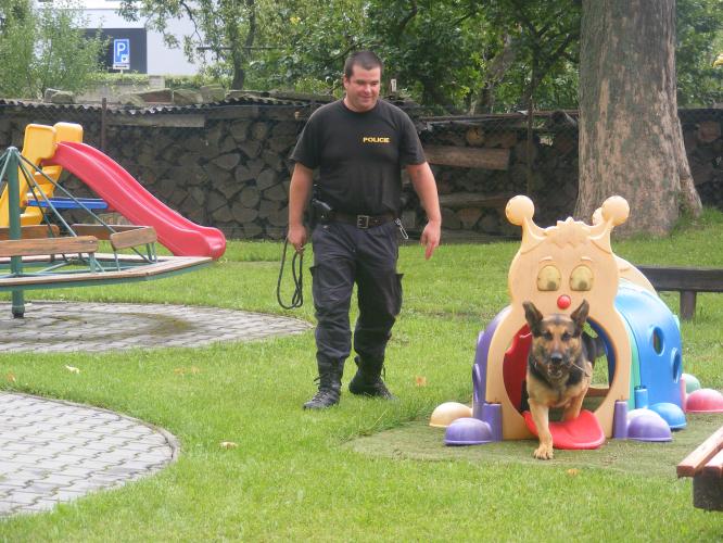 Předškoláci shlédli ukázky výcviku policejních psů.JPG