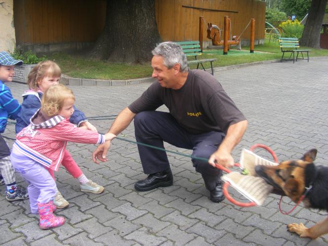 Předškoláci shlédli ukázky výcviku policejních psů.JPG