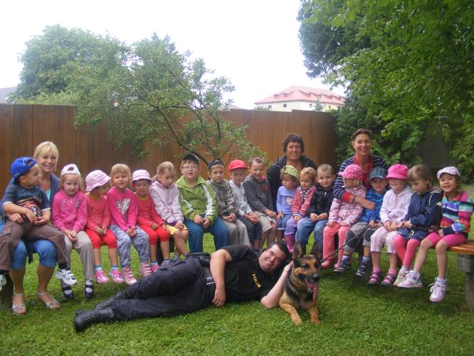 Předškoláci shlédli ukázky výcviku policejních psů.JPG