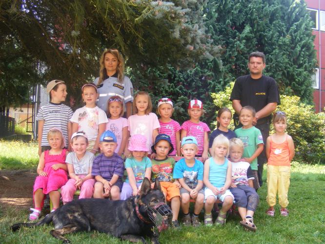 Předškoláci shlédli ukázky výcviku policejních psů.JPG