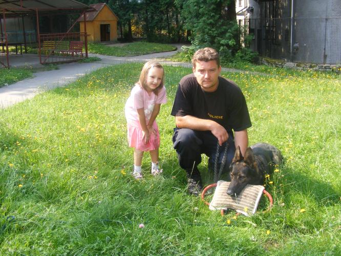 Předškoláci shlédli ukázky výcviku policejních psů.JPG
