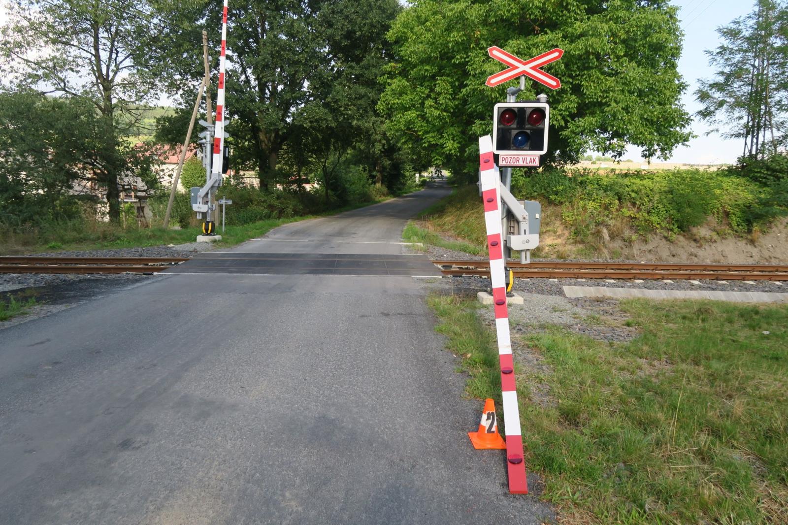 Přerazil závory a ujel