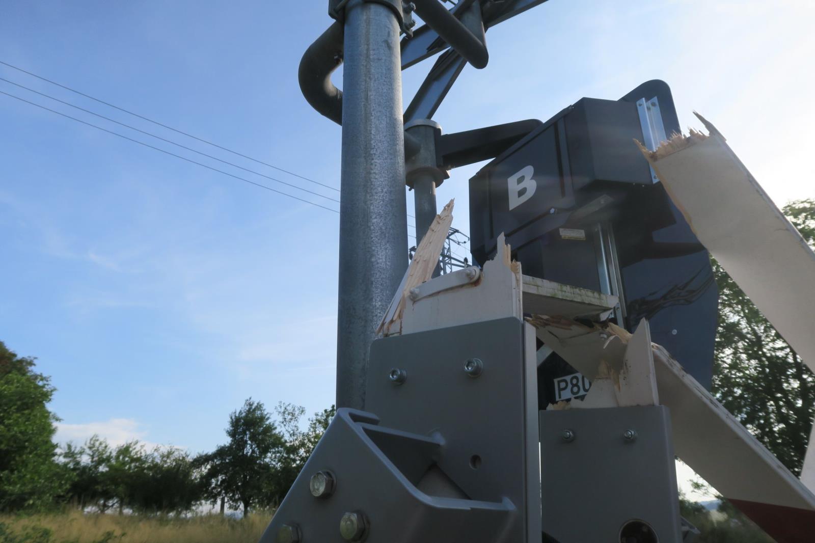 Přerazil závory a ujel