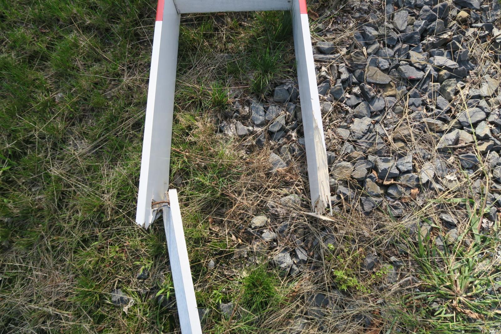 Přerazil závory a ujel