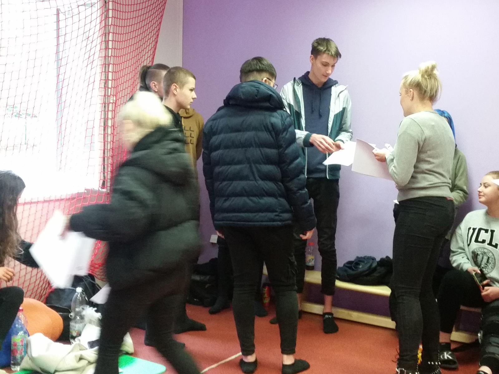 Přes bariéry s policií