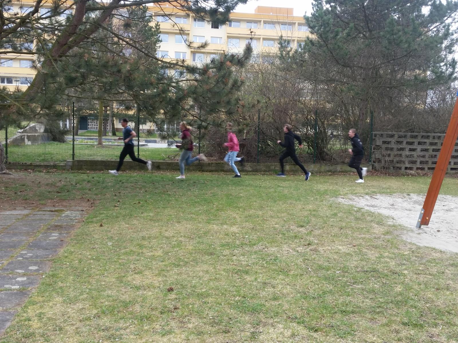 Přes bariéry s policií