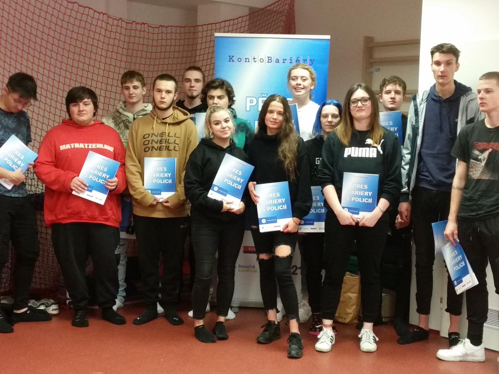 Přes bariéry s policií