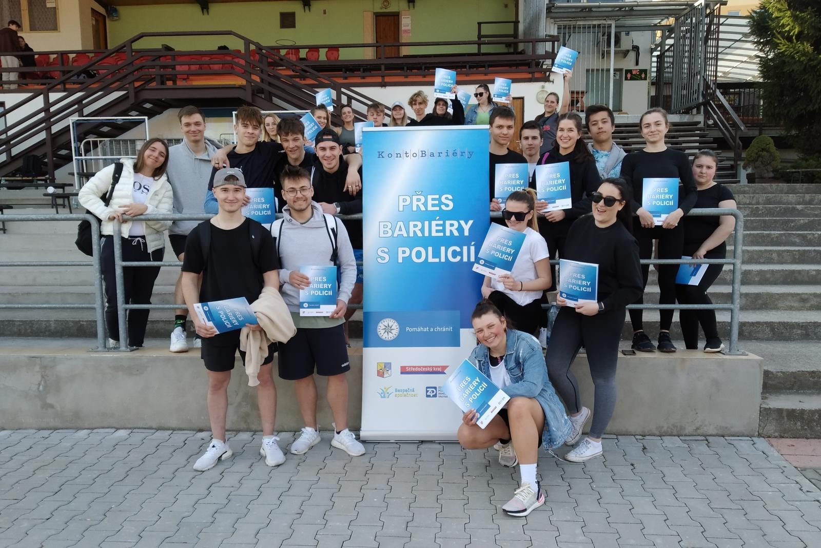 Přes bariéry s policií