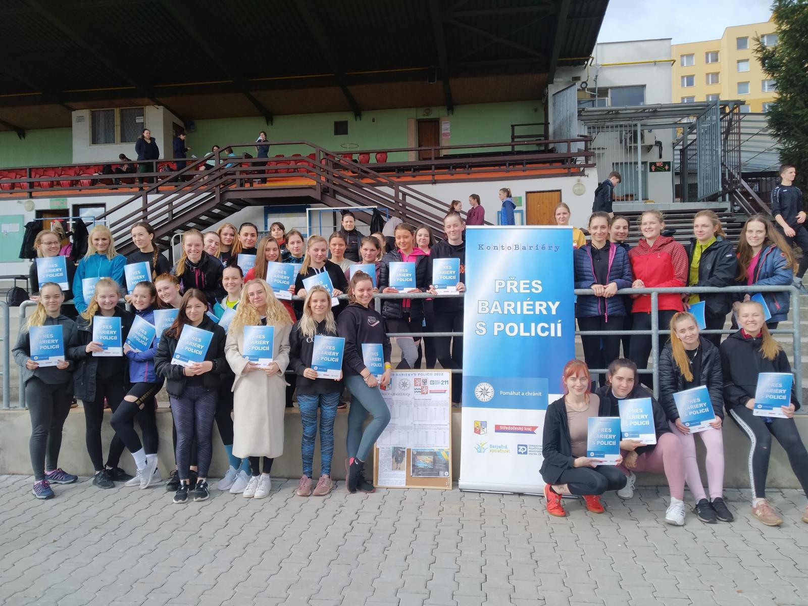 Přes bariéry s policií