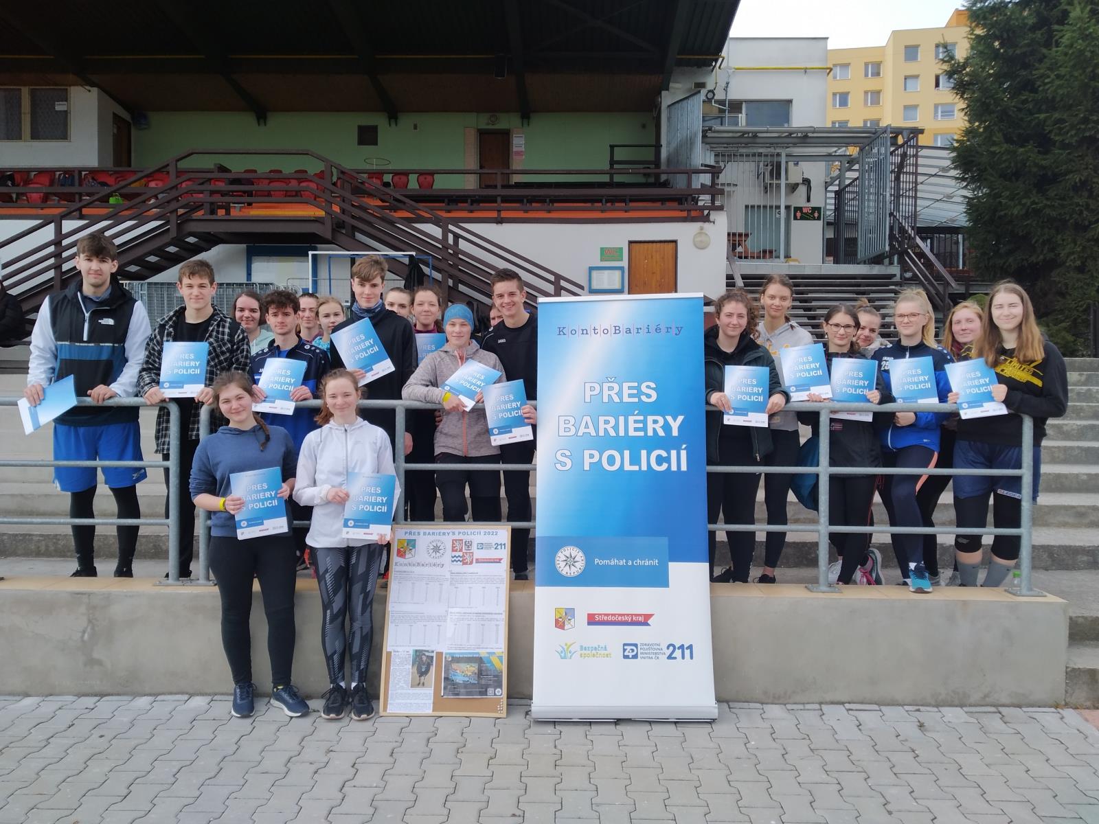 Přes bariéry s policií