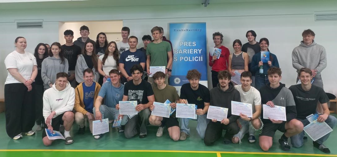 Přes bariéry s policií