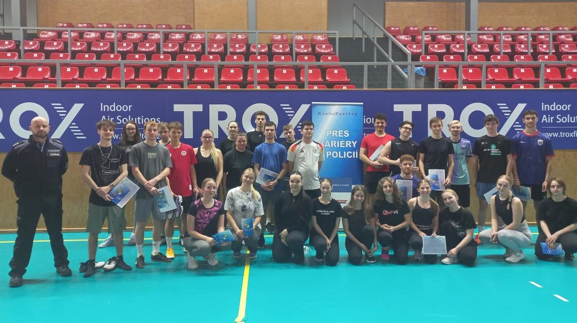 Přes bariéry s policií