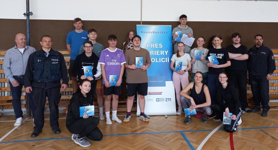 Přes bariéry s policií