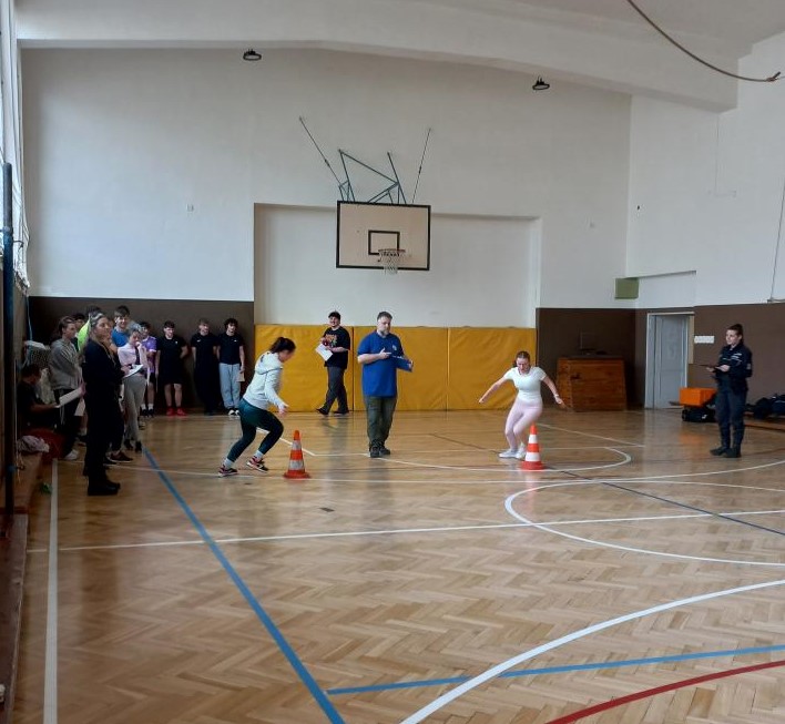 Přes bariéry s policií