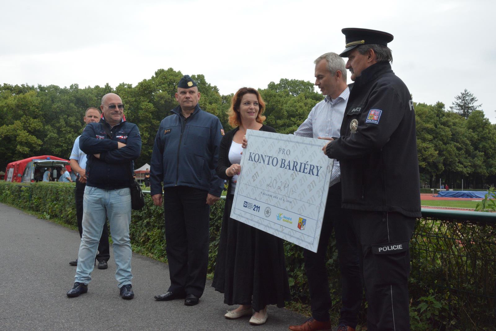 Přes bariéry s policií