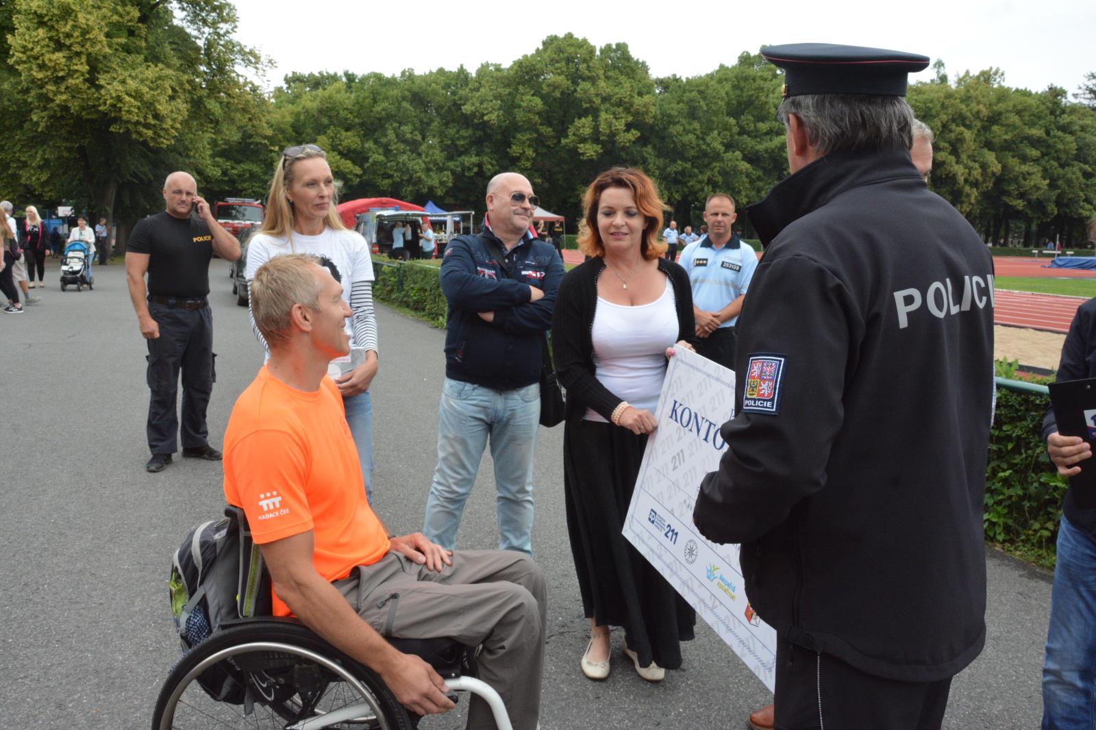 Přes bariéry s policií
