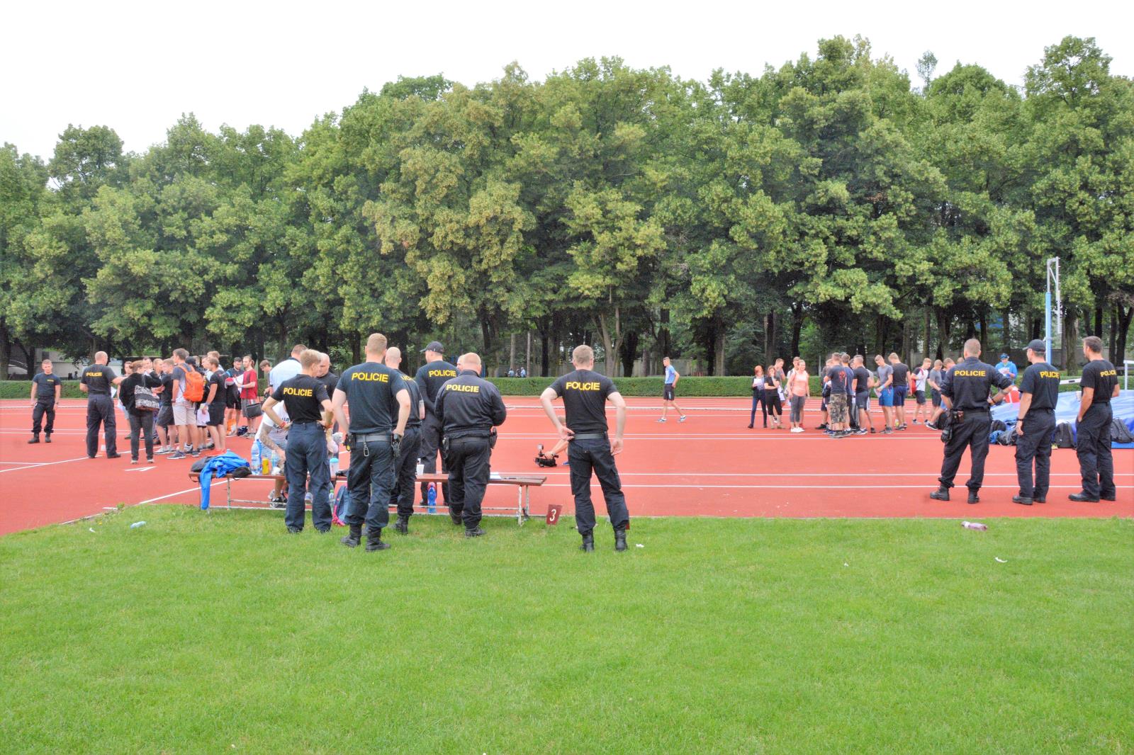 Přes bariéry s policií