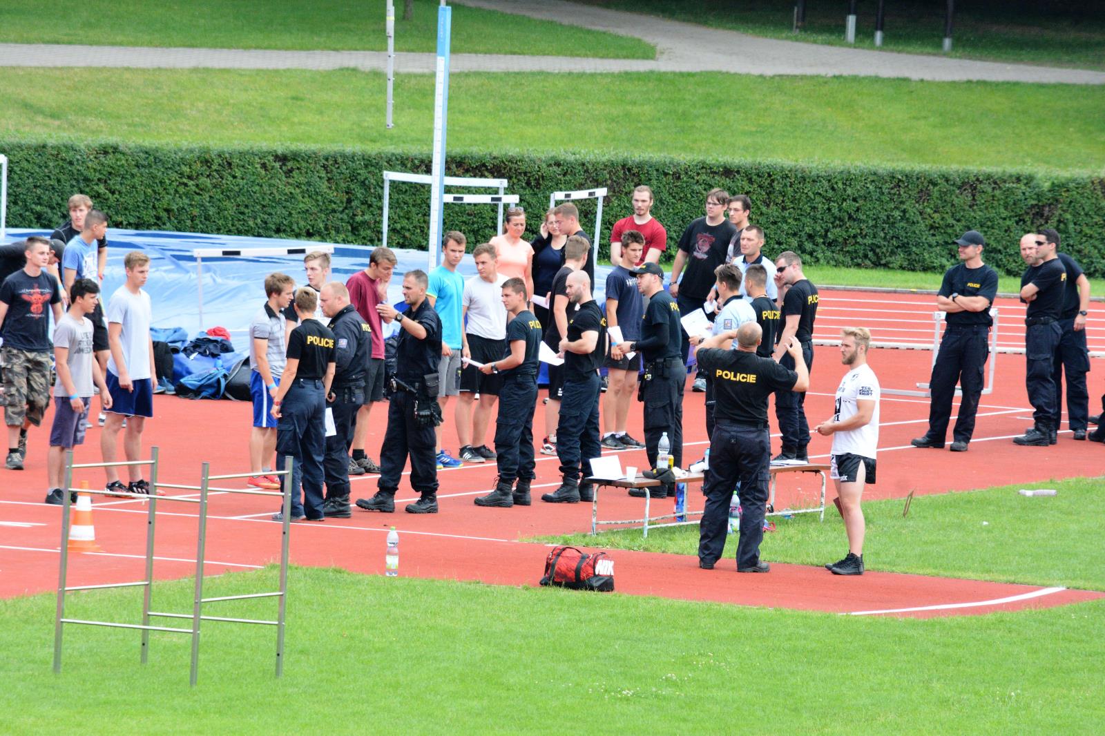 Přes bariéry s policií