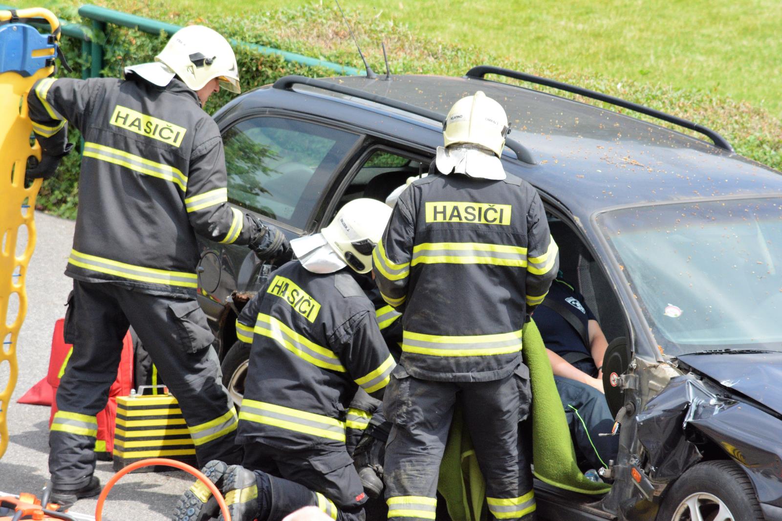 Přes bariéry s policií