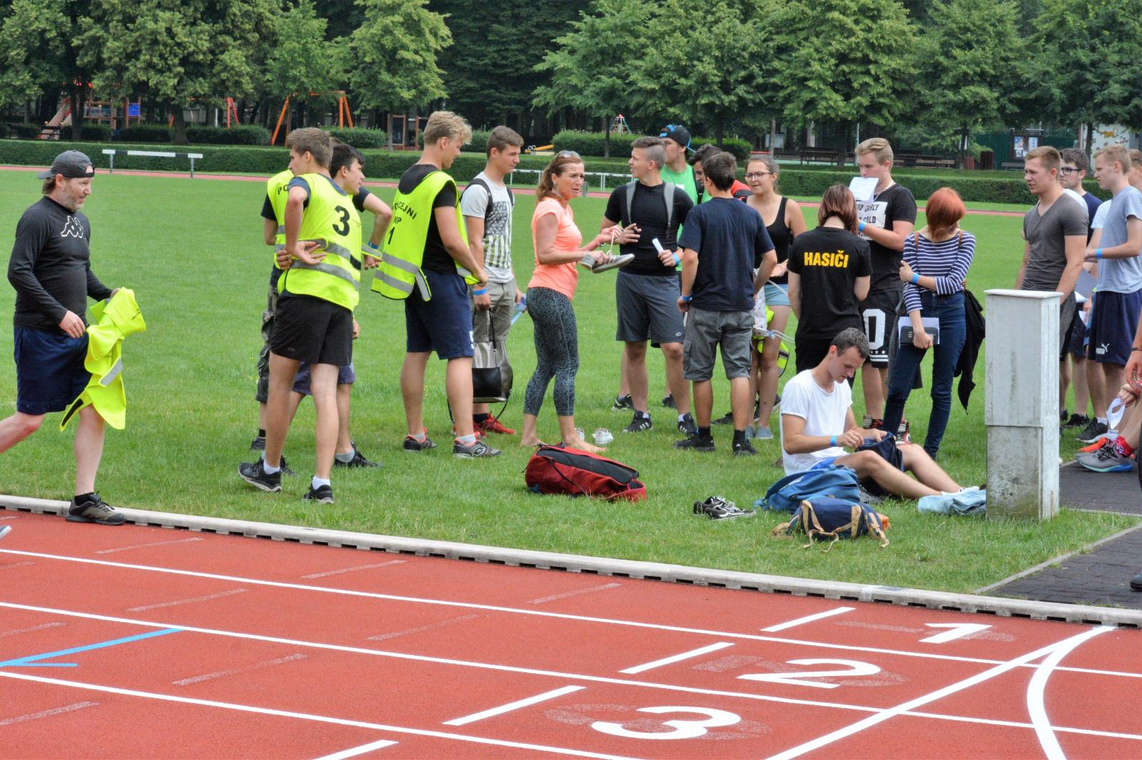 Přes bariéry s policií