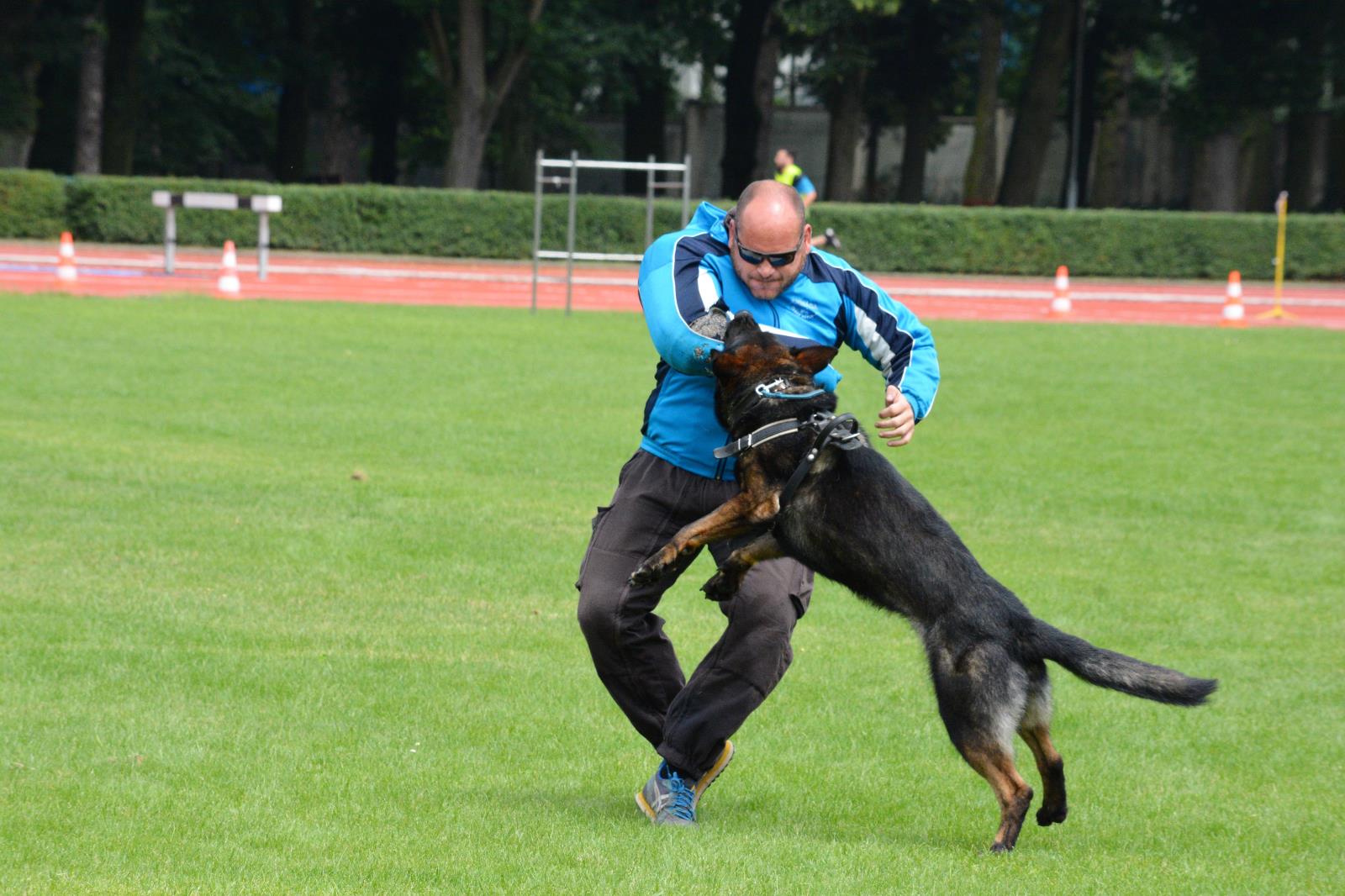 Přes bariéry s policií