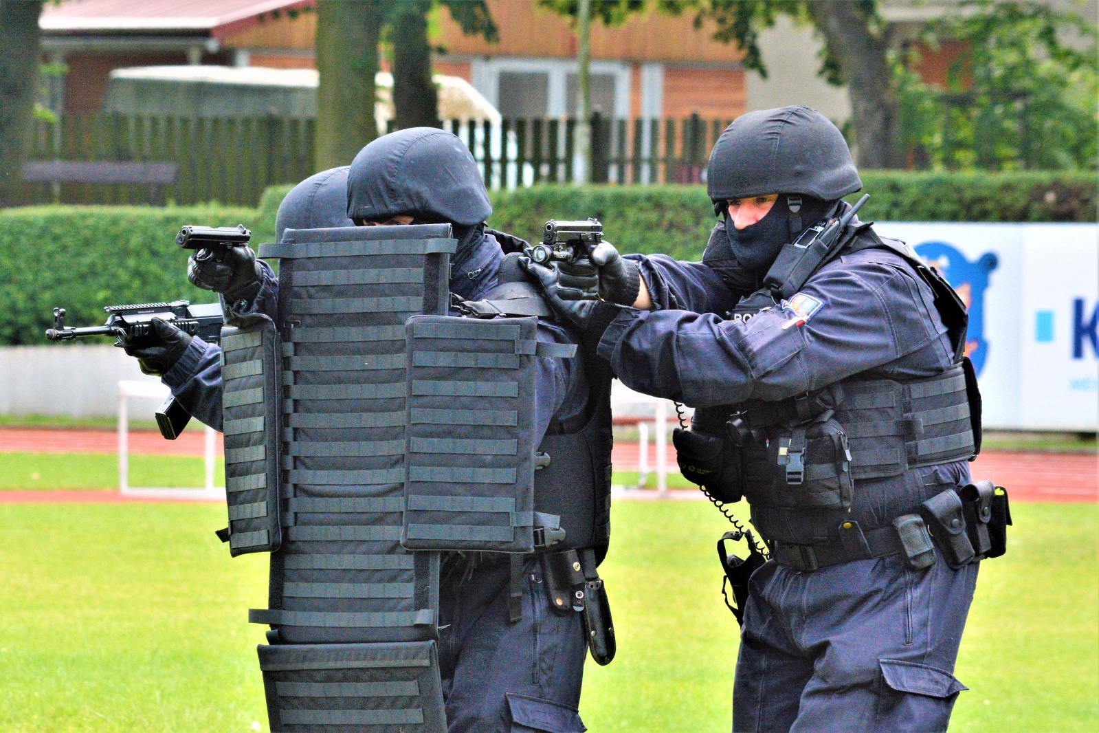 Přes bariéry s policií