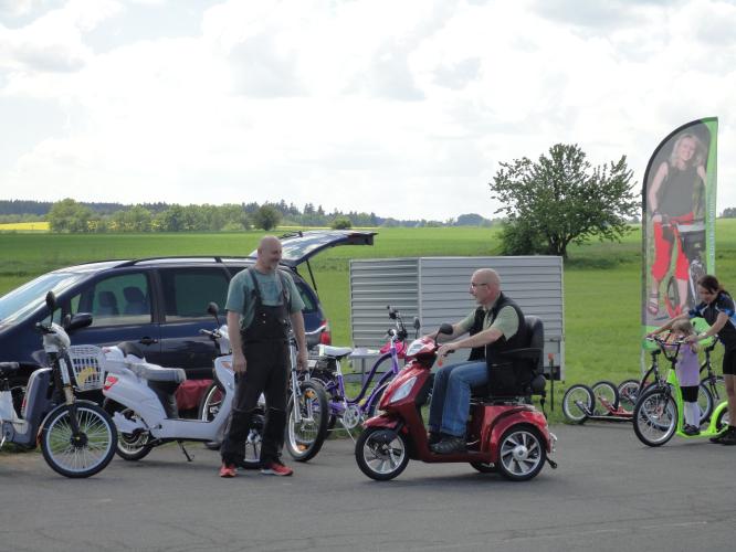 Přes kopec na Hradec- zahájení cyklistické sezóny.JPG
