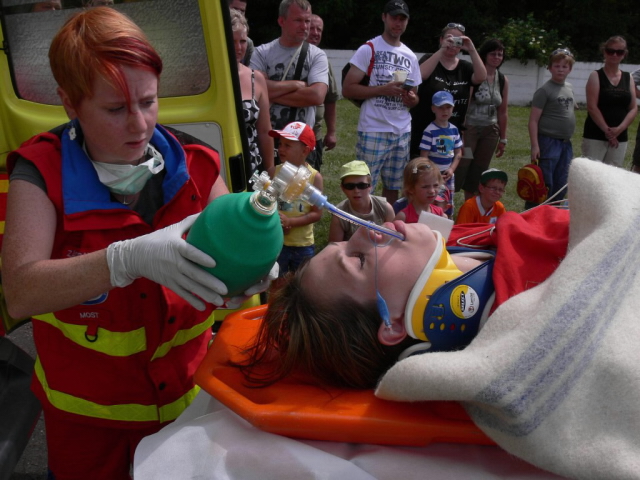 Převoz pacienta při simulované dopravní nehodě