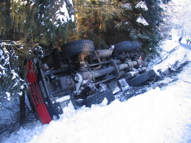 Převrácená Tatra 815