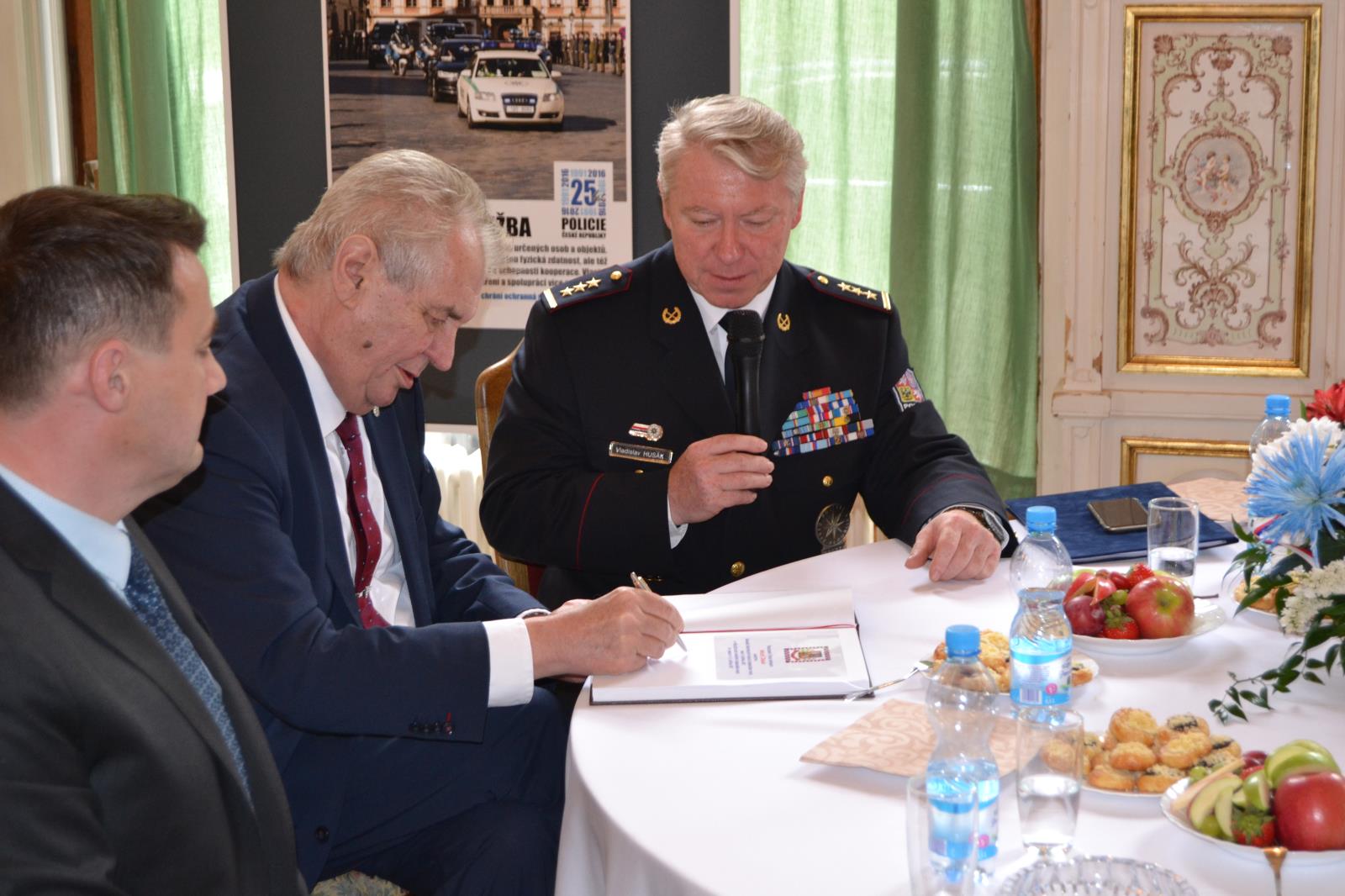 Prezidentův podpis do kroniky