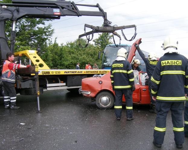Při  nehodě byl lehce zraněn také řidič protijedoucího auta