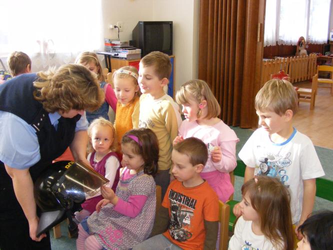 Prohlédnutí helmy s ochranným štítem