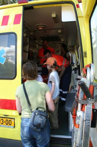 Prohlídka sanitky.jpg