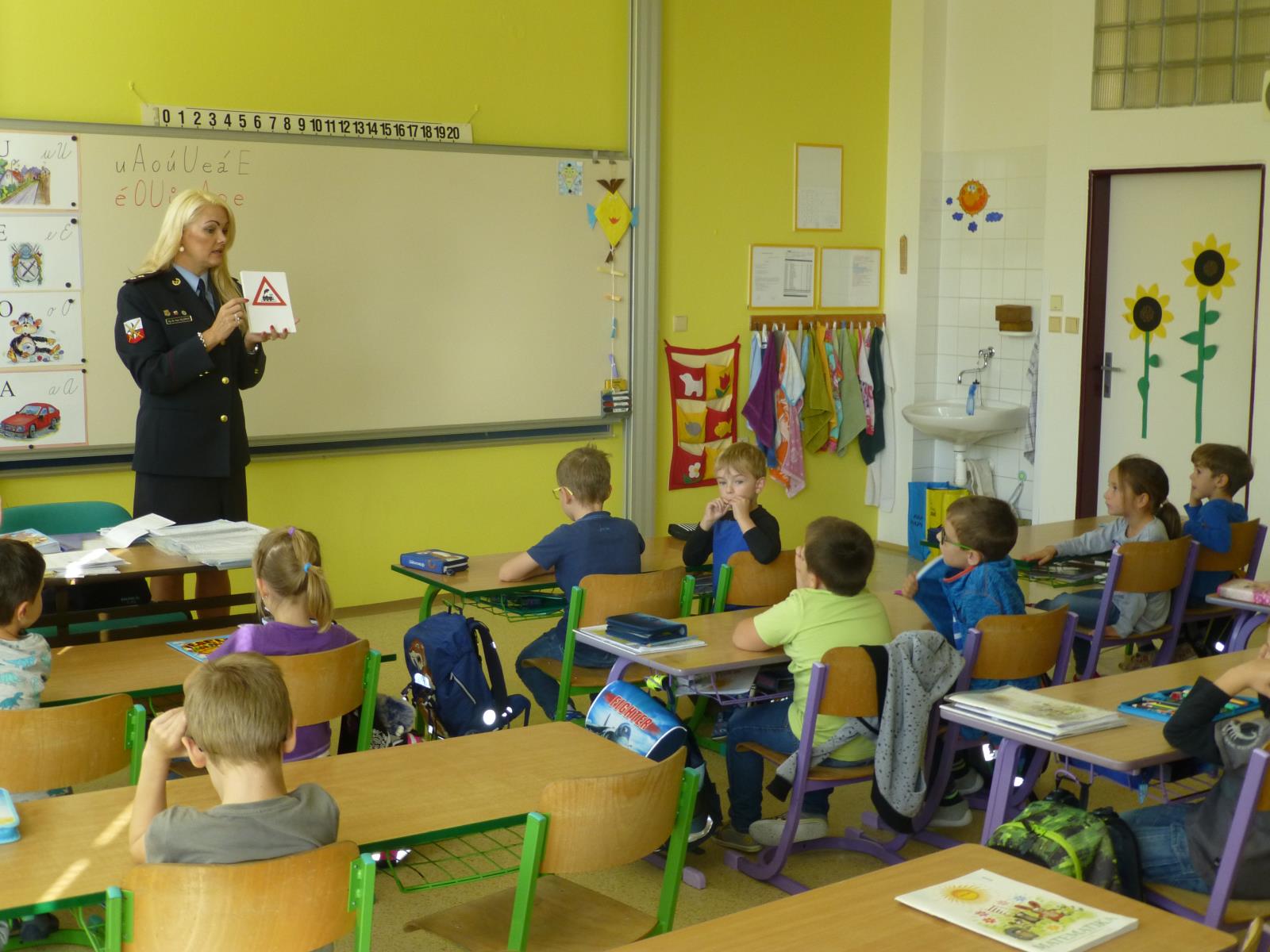 Prvňáčci s policistkou pobesedovali  na téma "bezpečná cesta do školy"