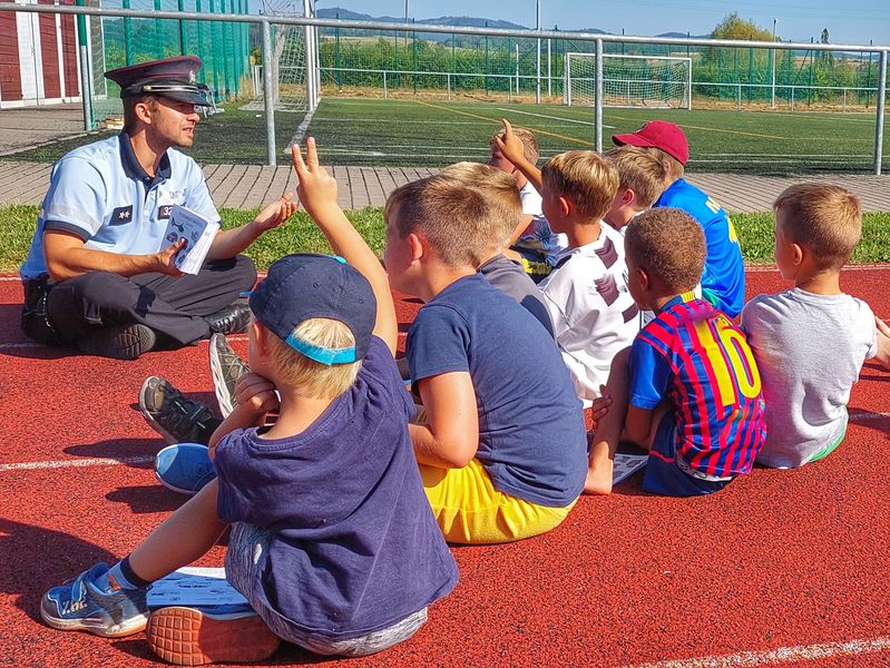 Prvosledová hlídka předvedla své vybavení malým fotbalistům - Broumov 11.8.2022