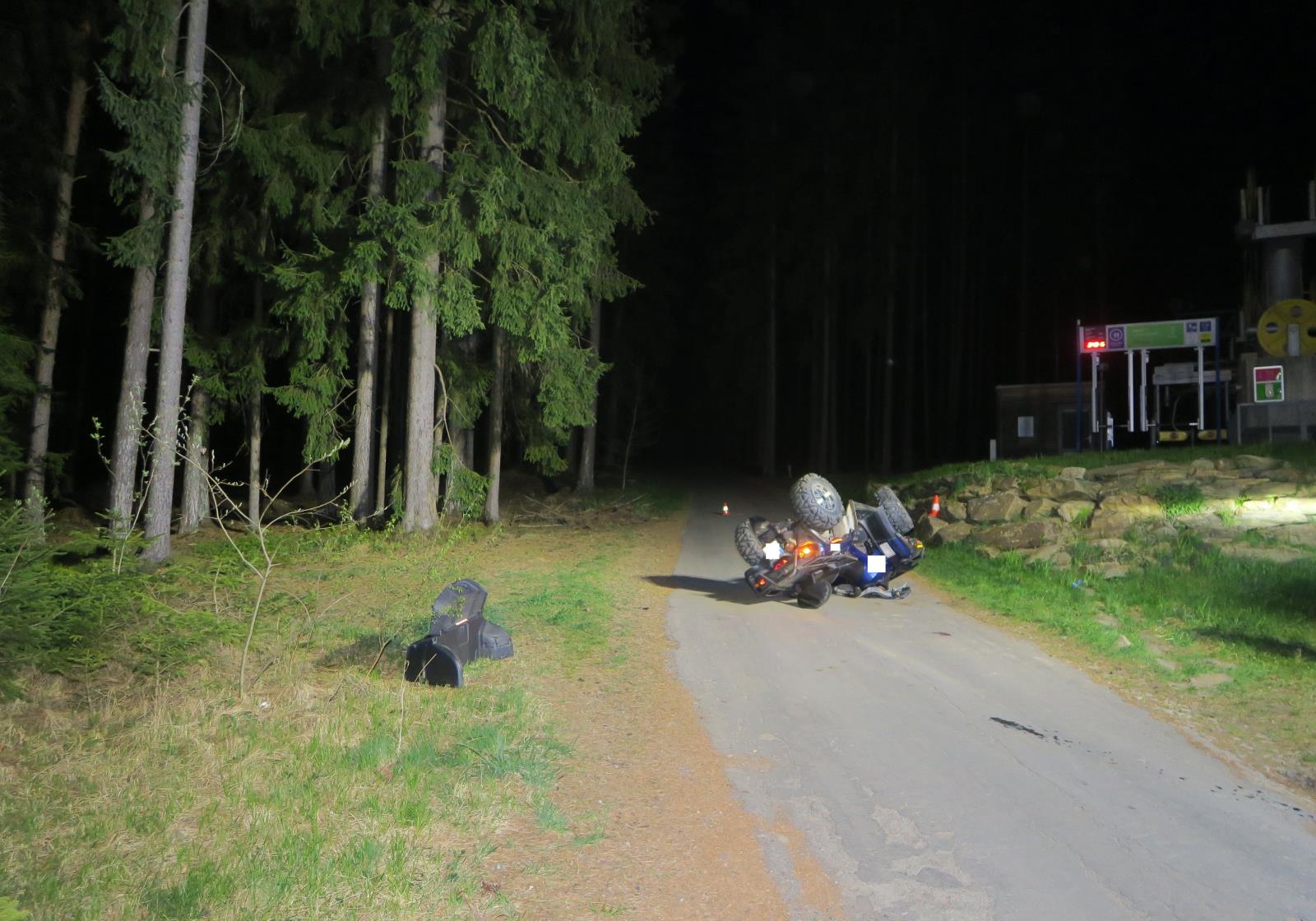 Řidič čtyřkolky nezvládl řízení a havaroval.