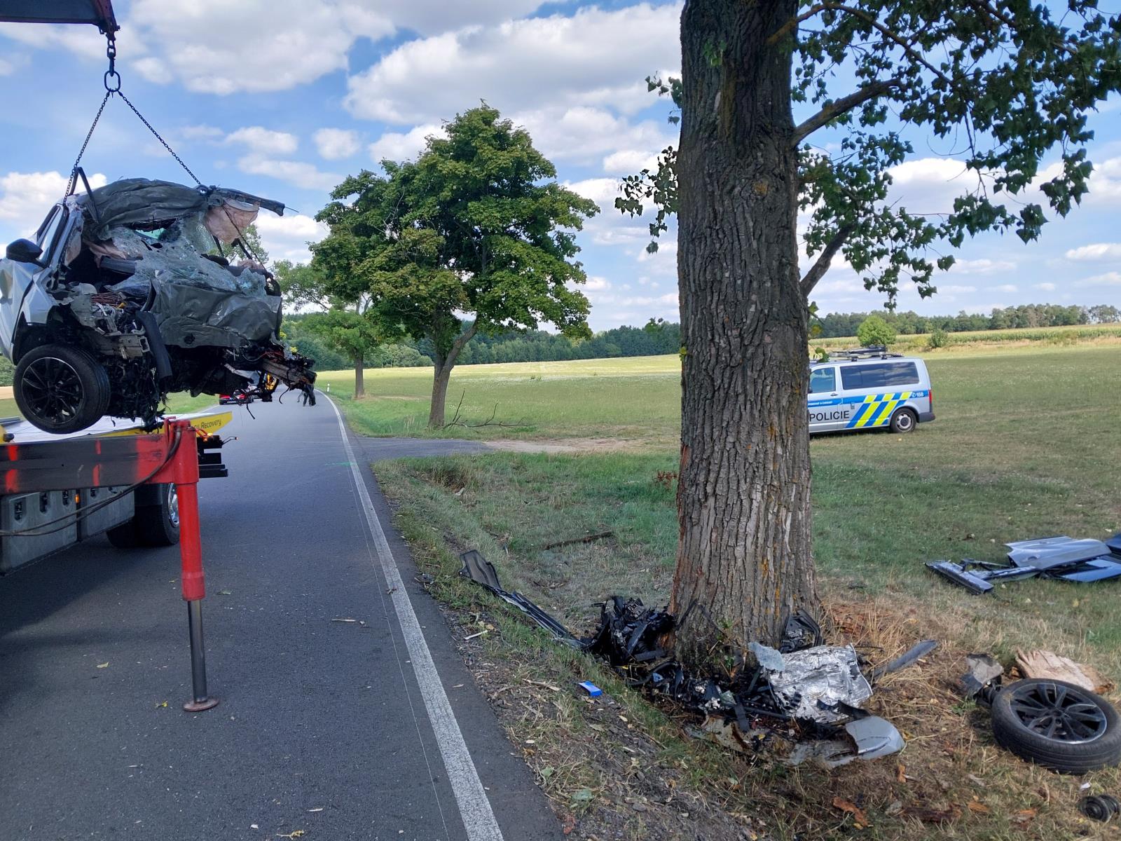 Řidič osobního vozidla nepřežil náraz do stromu.