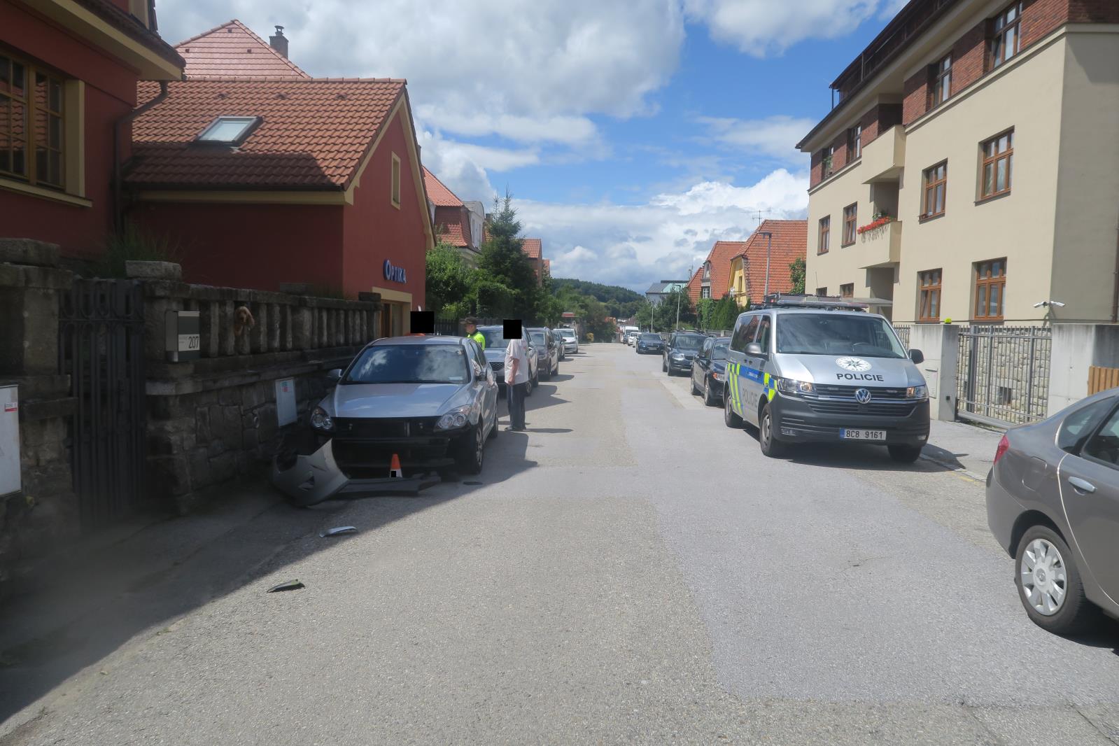 Řidička při projíždění poškodila přední nárazník zaparkovaného vozidla.