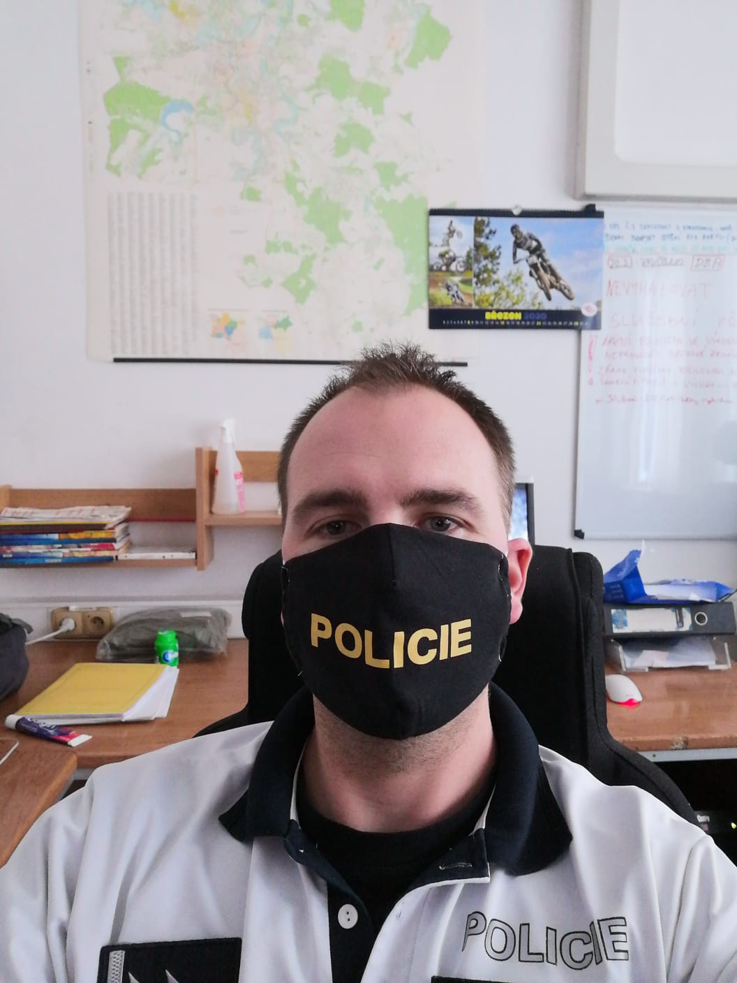 Roušky pro policisty