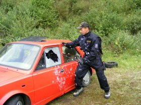 Rozbití okna teleskopickým obuškem.jpg