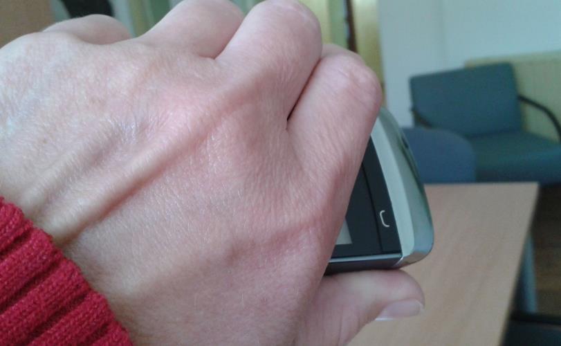Ruka s mobilem