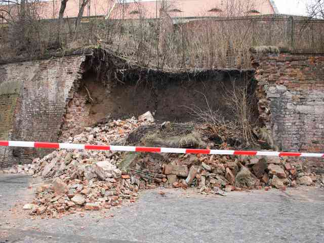Sesunutí části městských hradeb