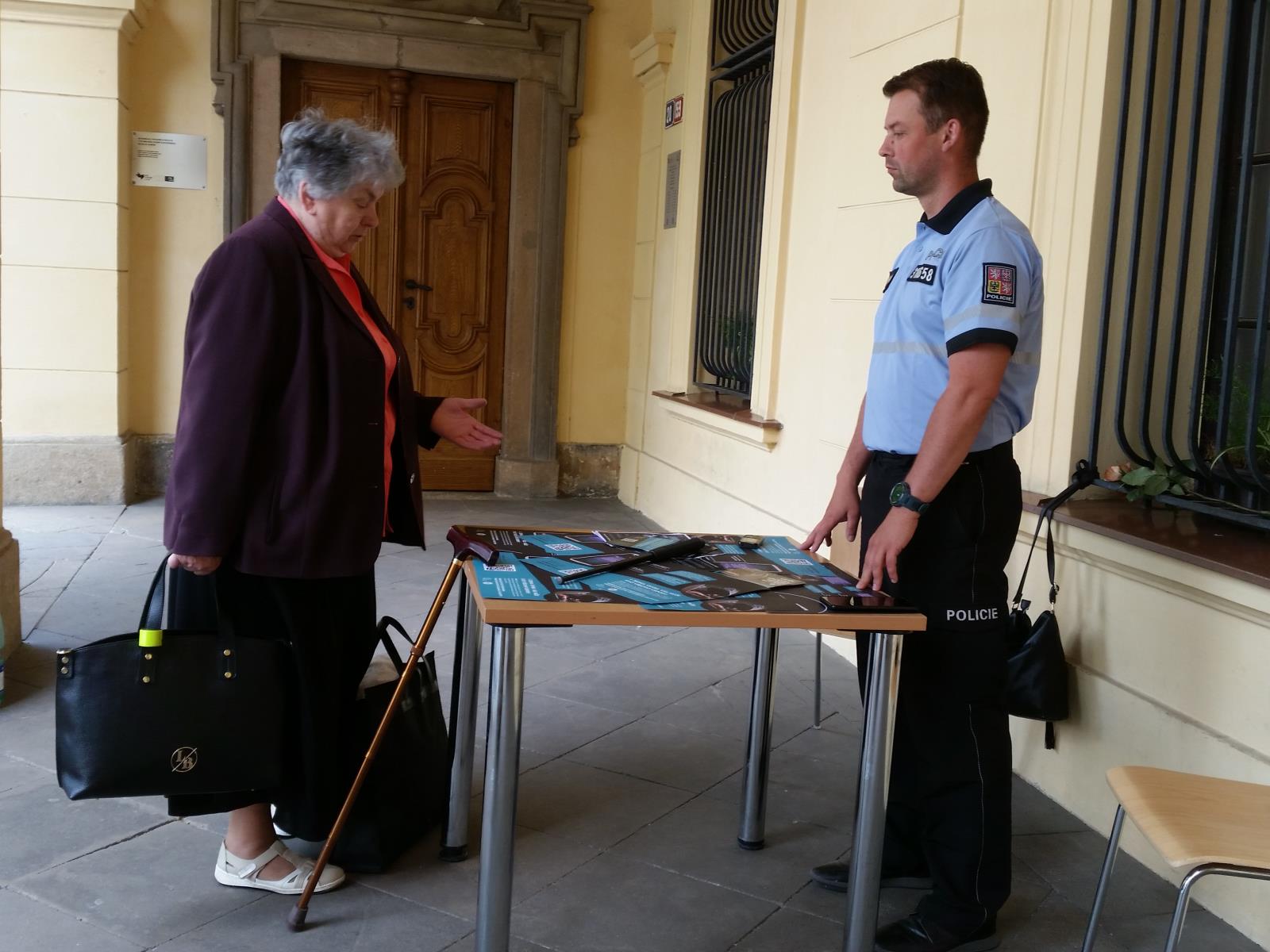 Setkání slánských občanů s policisty na téma kyberkriminalita
