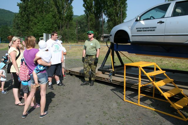 Simulátor pádu vozu na střechu při nehodě Armády ČR.JPG